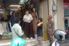 Kolaborasi PT. TNG dan Soni Creative And Friends Warga Setempat untuk Tertibkan Pedagang di Jalur Evakuasi