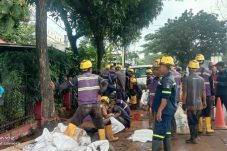 Akibat pipa bocor, Perumdam TKR, akan ganti-rugi warga dan Sekolah, lanntaran terendam air dan lumpur