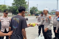 Polres Priok Berikan Makanan Bagi Sesama di Hari Penuh Berkah