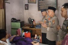 Peduli masyarakat, Kapolsek Bekasi Barat jenguk lansia