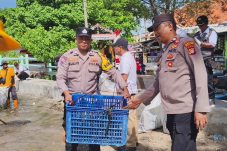 Warga bersama Bhabinkamtibmas Pulau Lancang gelar bersih-bersih