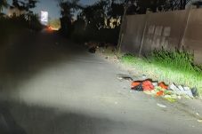 Pengendara Motor Keluhkan Sampah Berserakan di Jalan Raya Binong-Pasirandu