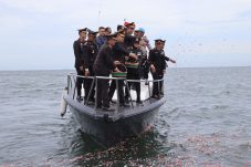 Di hari Pahlawan, Polres Kepulauan Seribu tabur bungan di perairan