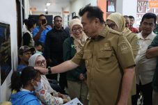 Di hari Kesehatan Nasional, Harris Bobihoe tinjau operasi katarak