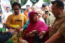 Bantu warga di saat harga bahan pokok tinggi , wawali Kota Bekasi gelar pasar murah