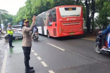 Pelayanan Pagi Restro Tangerang Kota Polisi Lakukan Pengaturan Lalu Lintas di jalan jalan padat lalu lintas