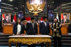 Rapat paripurna di gedung DPRD DKI Jakarta Agenda penyampaian akhir pansus dan persetujuan RAPBD