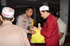 Program Jumat Peduli, Kapolres Jakbar Berbagi Kasih kepada Pengurus Masjid Al Kautsar