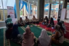 Ibu-ibu majlis taklim At Taufiqul Mubarok mengikuti kegiatan Ngopi Kamtibmas