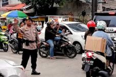 Polri Hadir melayani di titik kemacetan pagi hari