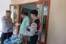 Polisi Sahabat Warga berikan stiker Call Center 110