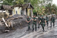Kunjuungi Desa Supiturang, Kasdam V/Brawijaya tinjau langsung dampak eruspsi