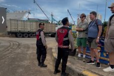 Personel Polsek Sunda Kelapa berikan himbauan humanis kepada wisatawan mancanegara