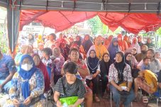 Warga Kalibaru Cilincing Jakarta Utara Gembira dapat bantuan pangan
