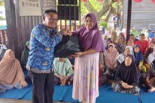 Ratusan warga Pulau Tidung gembira dapat bingkisan sembako
