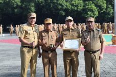 Saat apel pagi Tri Adhianto serahkan penghargaan aparatur dan atlet berprestasi