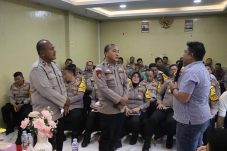 Penting nya komunikasi yang baik dan profesional , Polres Kepulauan Seribu gelar Public Speaking