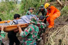 TNI dan Basarnas berhasil evakuasi ibu hamil dan bayi