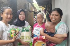 Warga terdampak rob Marunda dapat bantuan Bansos