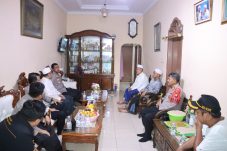 Ciptakan Suasana Aman dan Sejuk, Kapolres Jakbar Lakukan Silaturahmi Kamtibmas ke KH Sa’adi Umar