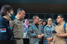 Pramono dan Hendra Hidayat jenguk para korban insiden mobil MBG