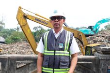 DLH Tangsel, Lakukan Penyemprotan Anti Bau dan Perapihan Sementara Tumpukan Sampah