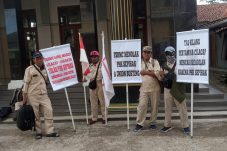 Di PHK sepihak , Buruh Pertamina Kilang Minyak Cilacap jalan kaki menuju Jakarta meminta keadilan