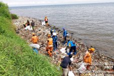 Tim Pelangi Jakarta Utara bersih-bersih sampah di Bibir Pantai Ancol