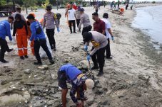 Bentuk cinta dan kepedulian warga , Polres Pelabuhan Kepulauan Seribu bersih-bersih pantai