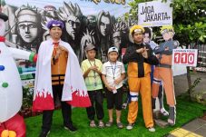 Warna Baru Pengamanan Nataru, Polisi Cosplay Naruto Sapa Pengunjung Kota Tua
