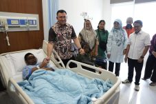 Hendra Hidayat Jenguk siswa korban kecelakaan mobil MBG