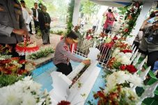 Kapolri Ziarah ke Makam Pahlawan Nasional Marsinah dan Pimpin Peletakan Batu Pertama Musium