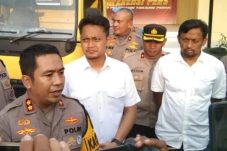 Kapolres Pelabuhan Tanjung Perak Media, Bagikan Gembok Cakram kepada awak media di Akhir Rilis Akhir Tahun