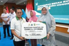 Baznas (Bazis) Kota Administrasi Jakarta Utara menggelar tasyakuran program bedah rumah dan santunan guru honorer
