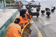Tugu Arsa terendam air Rob , 20 personel turun bersihkan