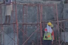 Pemilik rumah di Jl Profesor Gondo Wardoyo No. 35, geram pekerja jasa kontraktor Archimax bobol pagar tanpa izin