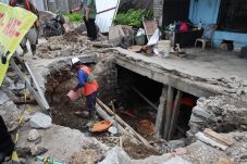 Tri Adhianto cek pekerjaan perbaikan jalan ambles