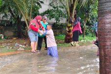 Hadapi genangan air , Personel Polres Priok siaga bantu warga