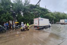 Pelabuhan Muara Baru masih di genangi air rob , Polsek Muara Baru bantu warga melintas