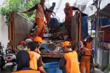 Satpel Lh Tanjung Priok bersama PPSU Kelurahan Bersihkan lingkungan paska cuaca ekstrem
