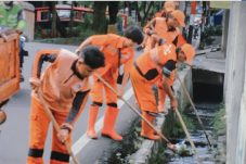 PPSU Kelurahan Kebon Bawang Bersihkan Wilayah paska perayaan tahun baru