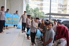 Jumat Peduli, Kapolres Metro Tangerang Kota Wujudkan Kepedulian dengan Bakti Sosial