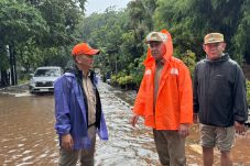 Camat Tanjung Priok berjibaku bersama Warga saat wilayahnya tergenang banjir
