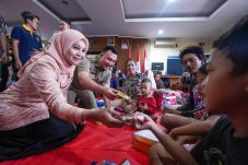 Walikota di dampingi ketua DWP tinjau lokasi pengungsian korban banjir di Kecamatan Cilincing
