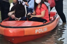 Banjir Rendam Perumahan Duta Bandara Permai, Polres Metro Tangerang Kota Dirikan Posko Pengungsian
