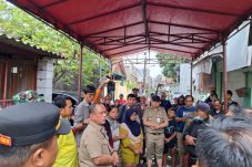 Walikota melayat ke rumah duka korban tersengat listrik saat banjir