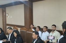 Ammar Zoni Hadir di Sidang dengan Busana Berbeda, Bawa Tasbih ke Ruang Sidang