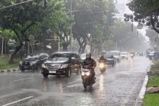 Hujan dan Awan Tebal Selimuti Jakarta, Ini Prakiraan BMKG