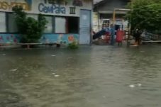 Hujan Deras Sejak Dini Hari, Banjir Rendam Cempaka Putih Barat Jakarta Pusat