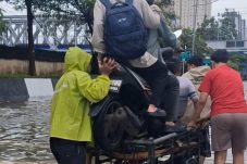 Aksi Warga Bantu Motor Terjang Banjir Gunung Sahari Pakai Gerobak